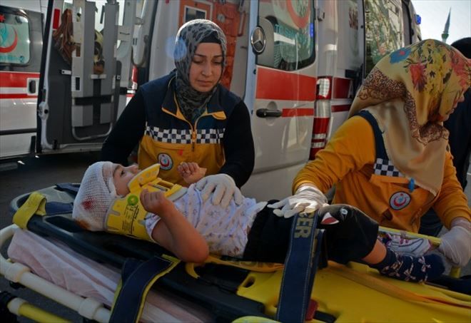 1 Yaşındaki Çocuk Seyir Halindeki Minibüsten Düşerek Yaralandı