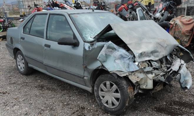 Otomobil İle Servis Minibüsü Çarpıştı: 10 Yaralı
