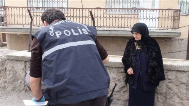 Yaşlı Kadının Çantasını Gasp Eden 2 Kişi 4 Bin Lira İle Kayıplara Karıştı