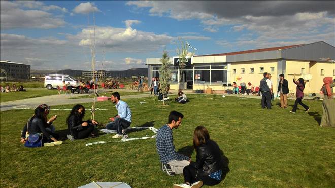 Aksaray Üniversitesi Eğitim Fakültesi öğrencilerinden anlamlı uçurtma şenliği