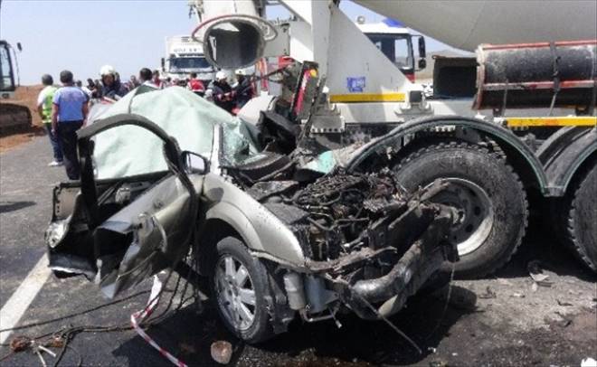 Aksaray`da Otomobil Beton Mikserine Çaptı: 3 Ölü 1 Yaralı