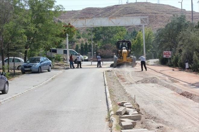 Aksaray Belediyesi, Aksaray Devlet Hastanesinin yeni otopark alanlarını asfaltlıyor 