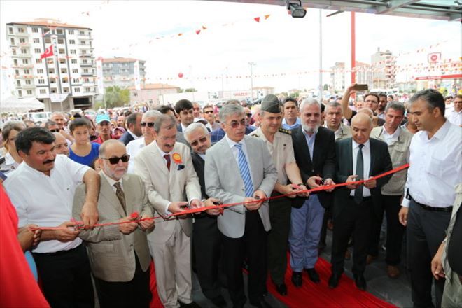 Vali Ataklı Beğendik mağazaları Aksaray şubesi açılışına katıldı.