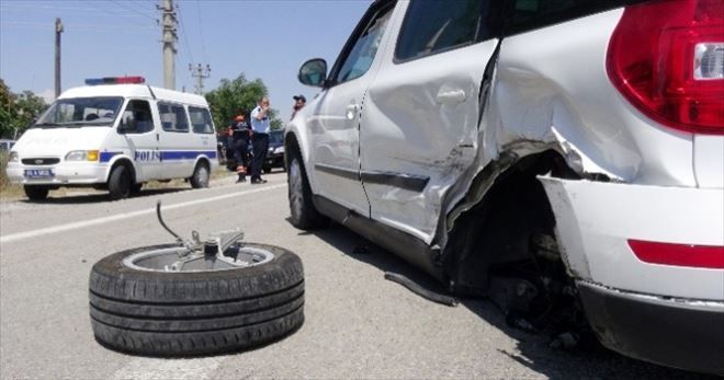 Nakkaş Kavşağında iki otomobil çarpıştı 5 kişi yaralandı