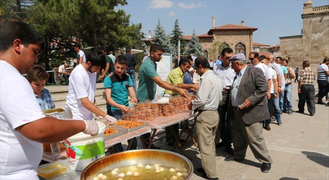 Aksaray Belediyesi Şehitler İçin Binlerce Vatandaşa Lokma Tatlısı İkram Etti