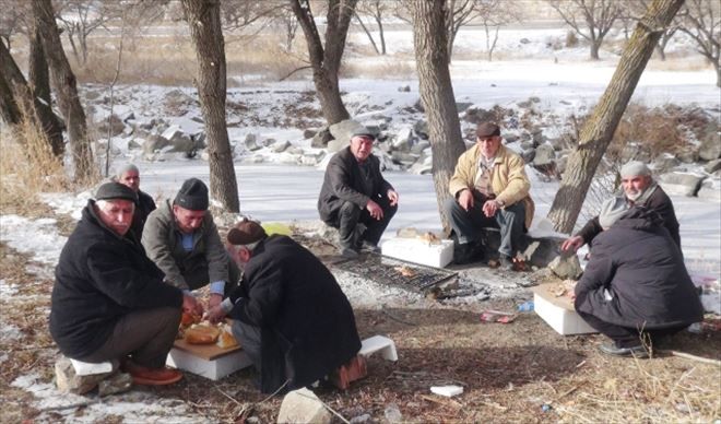 60´lık Balıkçılar Kar Üstünde Mangal Yapıp Güreş Tuttular