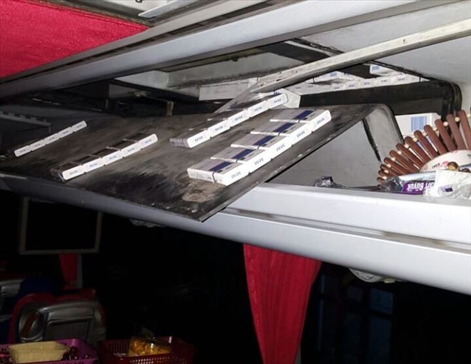Yolcu otobüsünün davlumbazında ve tavanında kaçak sigara ele geçirildi  