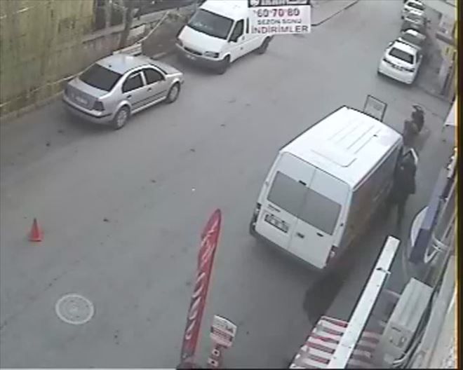 Aracı Soyan Hırsız Güvenlik Kamerasına Yakalandı