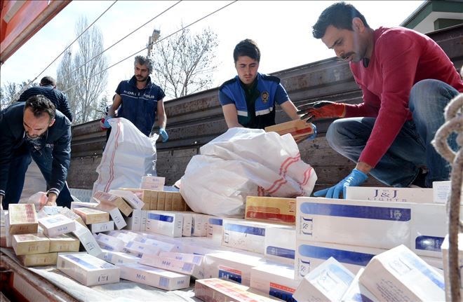 16 Ton Mısırın Altında 114 Kilo Esrar, 100 Bin Paket Kaçak Sigara Çıktı