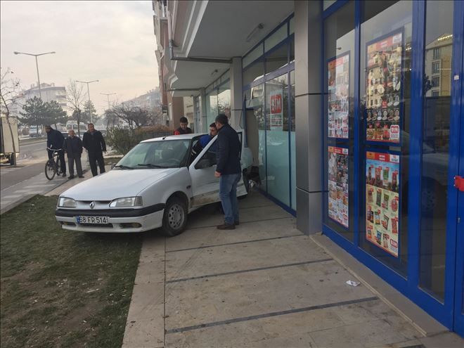 Kazada Savrulan Araç Alışveriş Merkezine Girdi