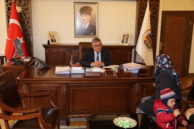 Vali Aykut Pekmez Halk Günü Toplantısını sürdürüyor
