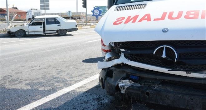 Hasta taşıyan ambulans kaza yaptı: 1 yaralı