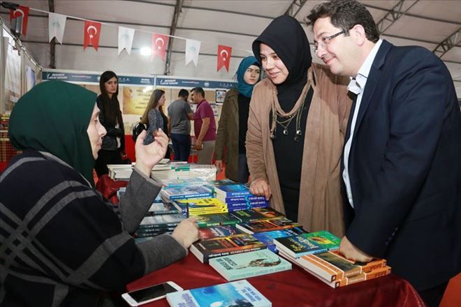 Yazar Emine Şenlikoğlu Aksaray´da kitaplarını imzaladı
