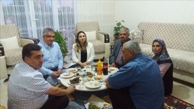 Vali şehit ailesinin iftar sofrasına misafir oldu
