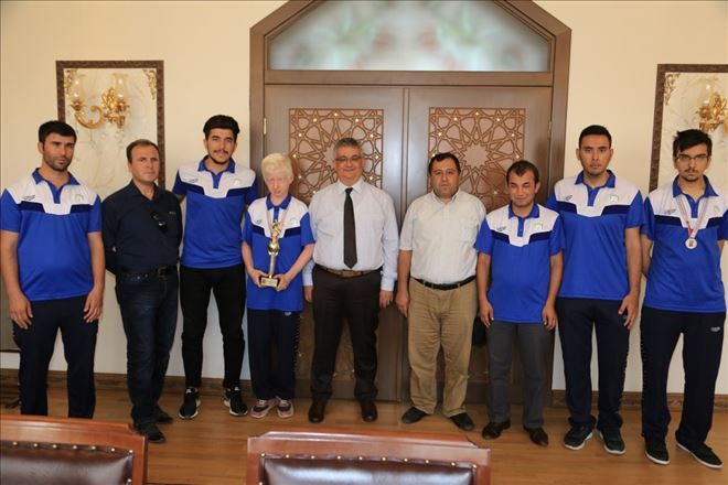 Görme Engelliler Spor Kulübünden Yönetici ve Sporcular Vali Aykut Pekmez´i ziyaret etti.