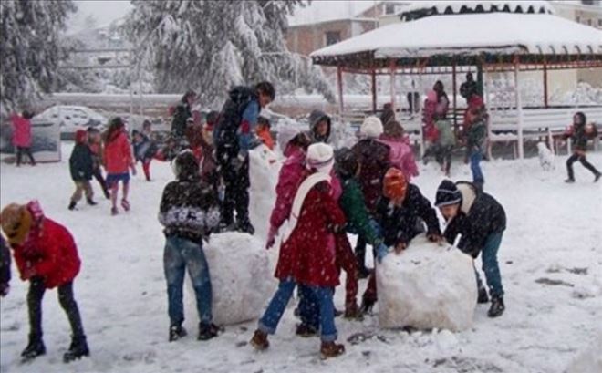 Kar yağışı en çok öğrenciler sevindirdi