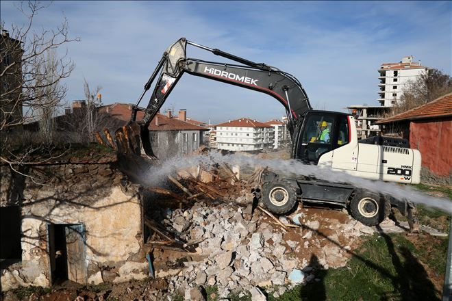 Aksaray Belediyesi, Tehlike Saçan Metruk Yapıları Ortadan Kaldırıyor