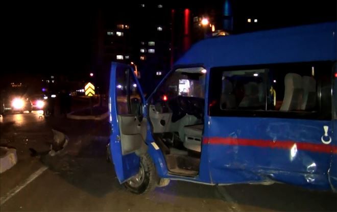 Kırıkkale´de askeri araçla minibüs çarpıştı: 4 yaralı