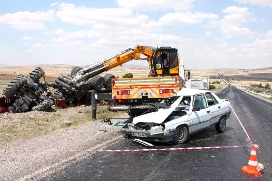 Aksaray’da Vinçe Çarpan Otomobil Sürücüsü Öldü