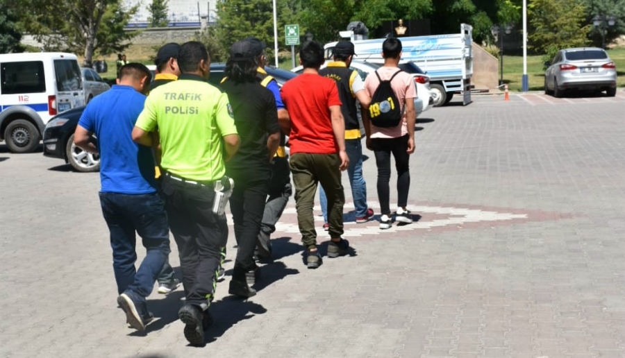 Kamu Düzenini Bozan Yabancı Uyruklu 157  Şahıs Sınır Dışı Edildi