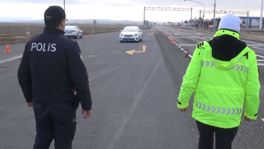 Aksaray Polisi  trafik güvenliğini sağlıyor, hem de denetimlerini yapıyor