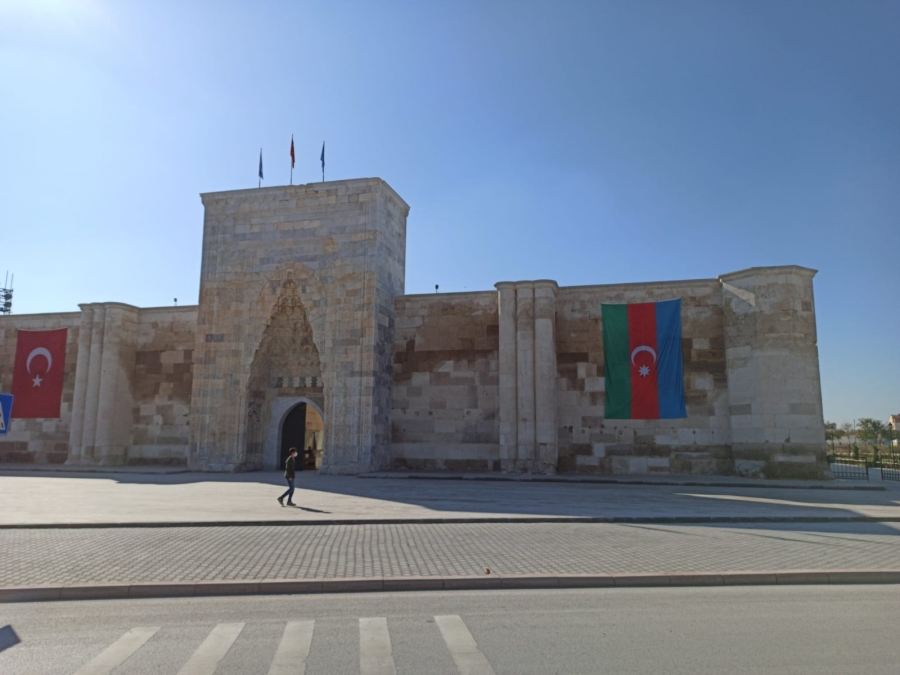 Sultanhanı İlçesinde Kervansaray’a Azerbaycan bayrağı asıldı