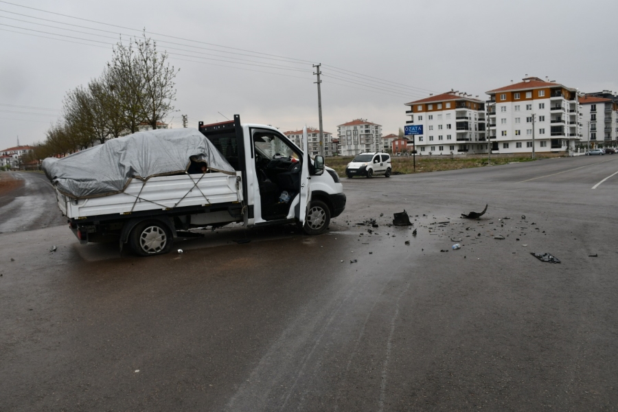 Aksaray’da kamyonetle otomobil çarpıştı: 1 yaralı