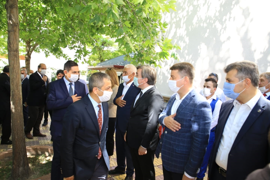 Vali Aydoğdu ve Başkan Dinçer Öncülüğünde Aksaray Protokolü Vatandaşlarla Bayramlaştı
