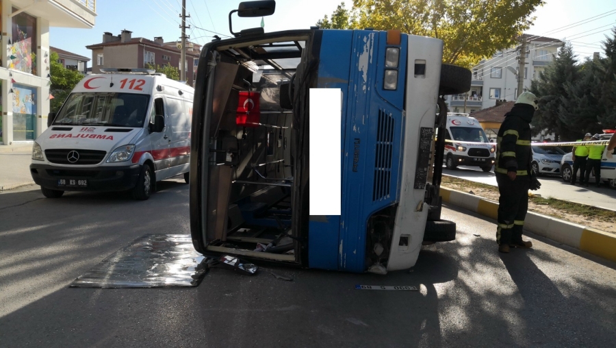 Aksaray’da yolcu minibüs ile otomobil çarpıştı: 18 yaralı