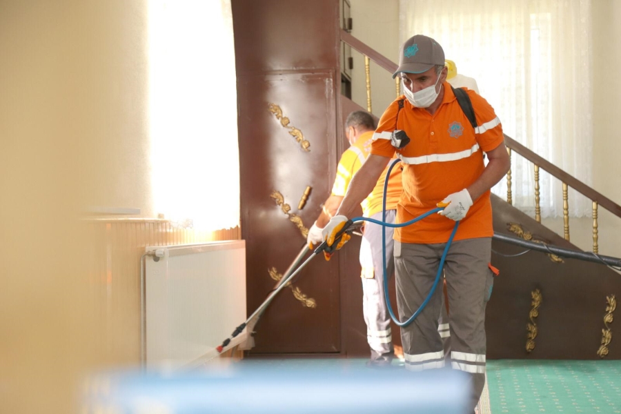 Aksaray Belediyesi İbadethanelerin Temizliğini Aksatmıyor