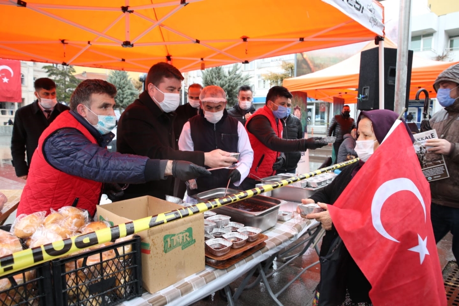 Aksaray Belediyesi Şehitler Anısına Üzüm Hoşafı Ve Ekmek Dağıttı