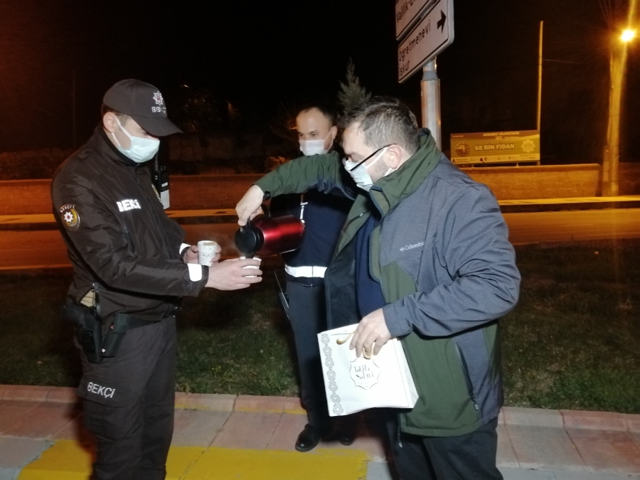 Eski Sağlık İl Müdürü Cengizhan Kılıçaslan İftar dan sonra polis memurlarına çay kek ikram etti