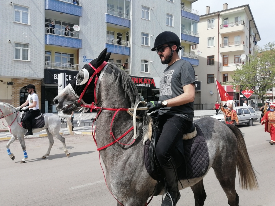 Aksaray Belediyesi tarafından evde kalan vatandaşlara mehter takımı ve atlı kortejle moral konseri verildi