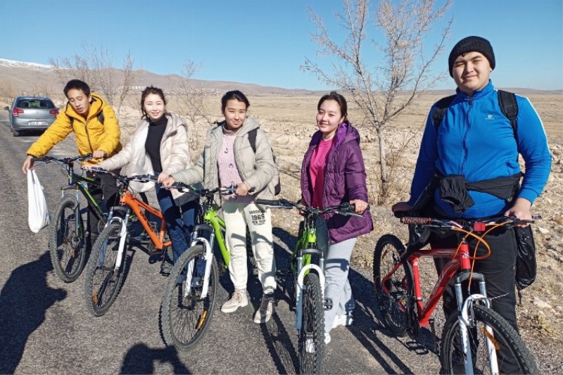 Kırgız ve Kazak gençlerden bisikletli Niğde turu