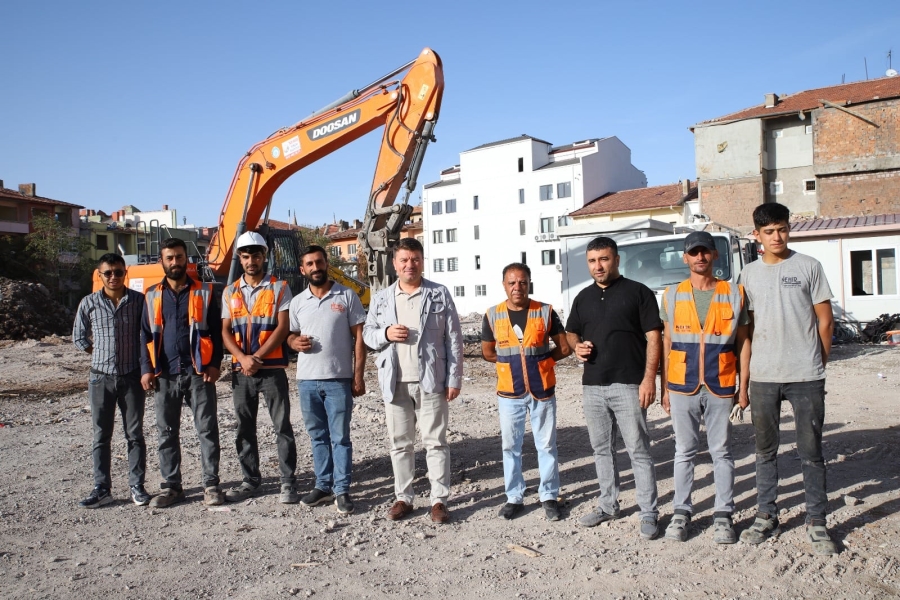Kentsel dönüşüm projesinde 48. Yapının yıkımı başkan Dinçer’in katılımı ile gerçekleştirildi