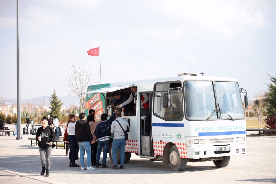 Aksaray Belediyesi Vize Haftasında Öğrencilere Tatlı Ve Çorba İkramında Bulunuyor