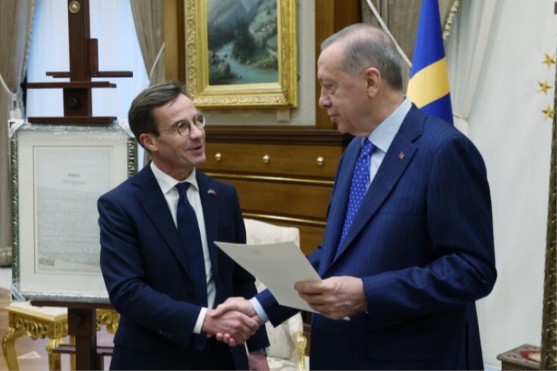 Erdoğan ve İsveç Başbakanı arasında anlamlı hediye