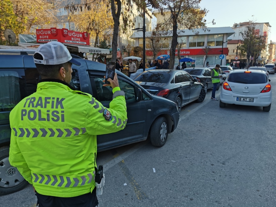 Aksaray polisi trafik sıkışıklığının önlenmesi amacıyla sıkı denetimler yapıyor