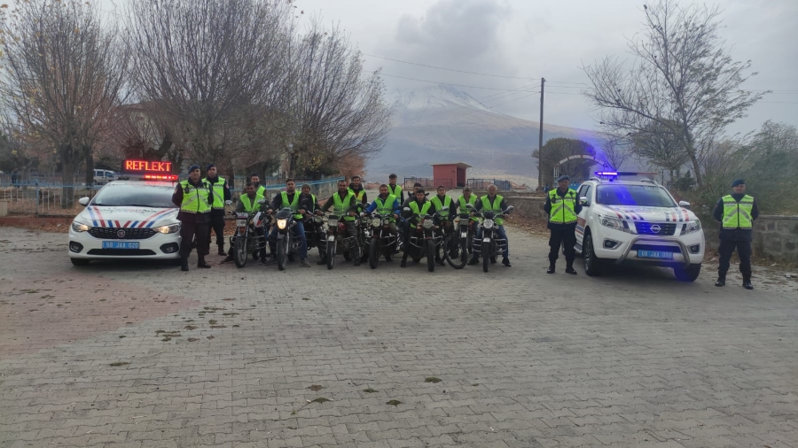 Aksaray Jandarması Motosiklet Bisiklet Sürücülerine Reflektörlü Yelek Dağıttı