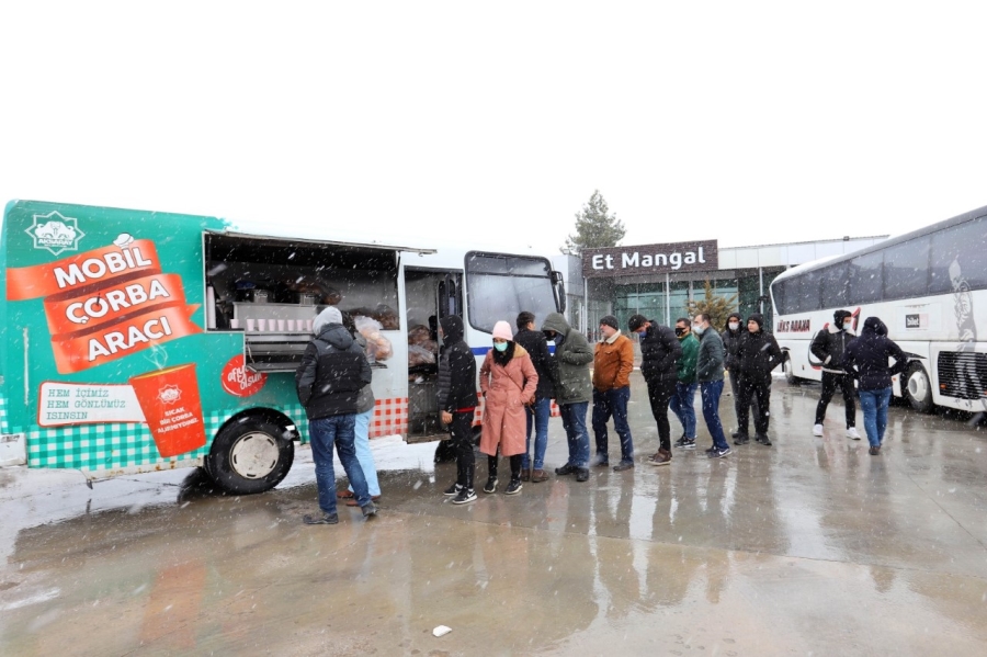Aksaray Belediyesi Kar ve Fırtına Nedeni İle Yolculuğa Mola Veren Vatandaşlara Çorba İkramında Bulundu