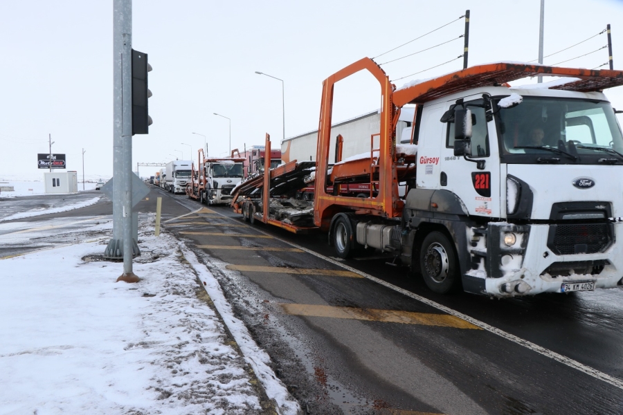 Kar ve Tipiden Kapanan Aksaray Konya yolu otobüs ve otomobillere açıldı