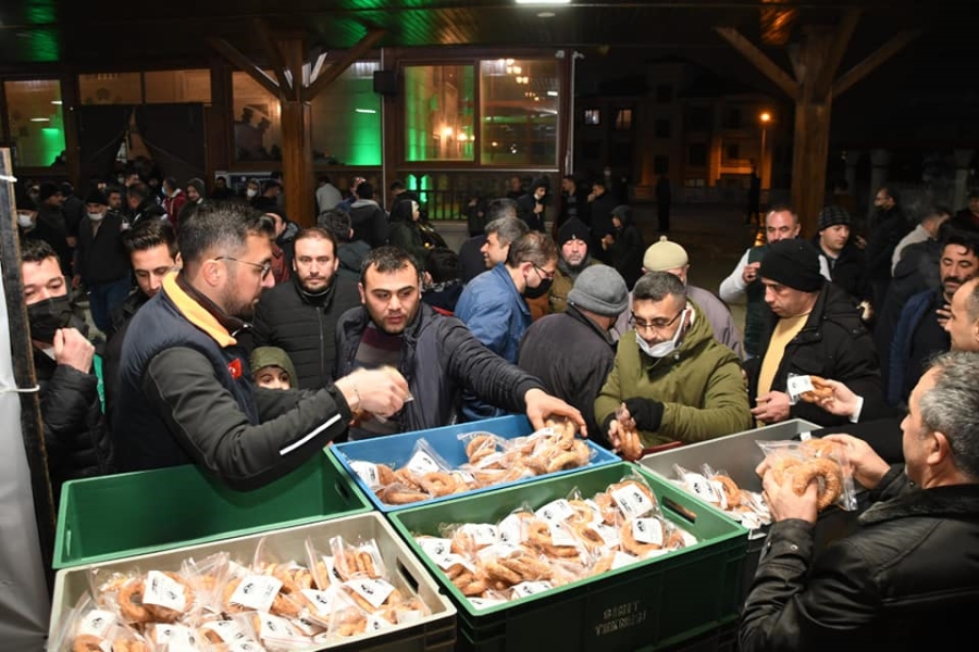 Aksaray Belediyesi Berat Kandilinde Vatandaşlara Kandil Simidi İkramında Bulundu