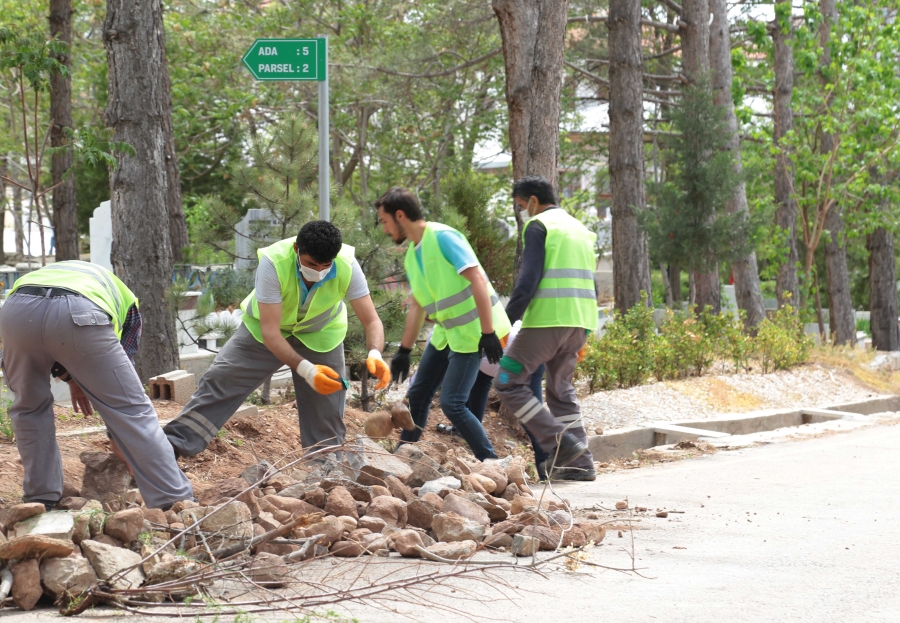 Aksaray Belediyesi, Bayram Öncesi Mezarlık Temizliği Yapıyor