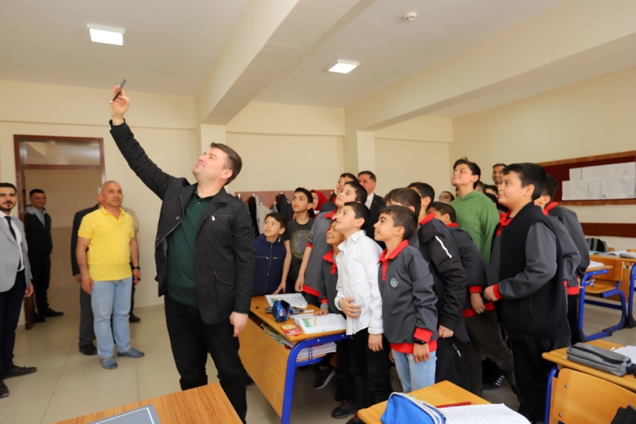 Başkan Dinçer, Cemaleddin Aksarayi Hafız İmam Hatip Ortaokulu’nu Ziyaret Etti