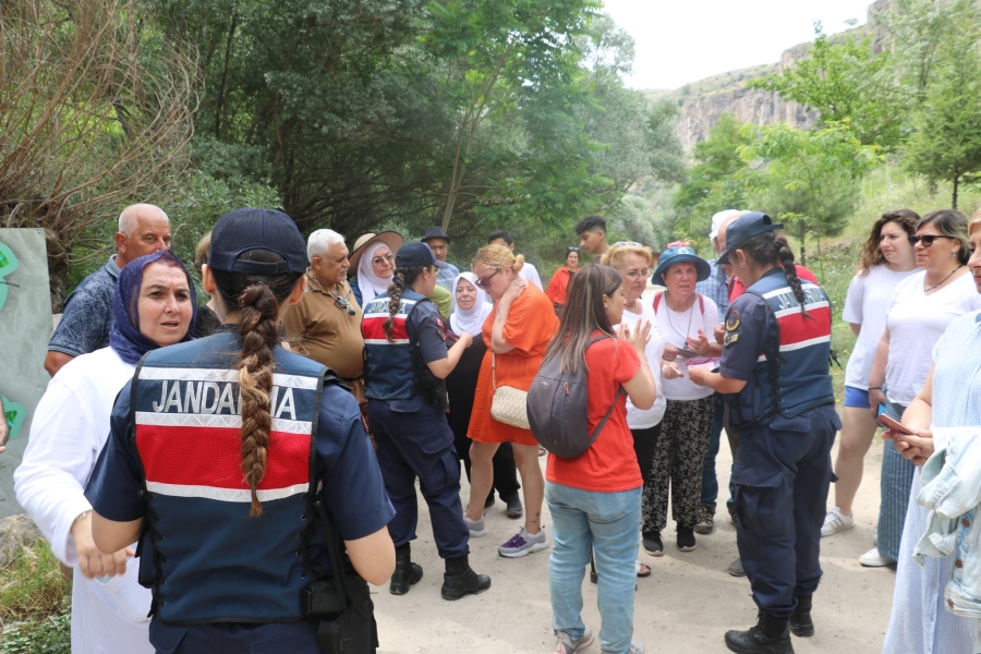 Aksaray Jandarması kadına yönelik şiddetle mücadele kapsamında bilgilendirme çalışmasını sürdürüyor