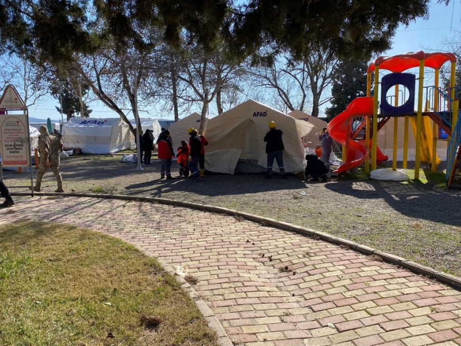 Aksaray Belediyesi Ve AFAD, Kahramanmaraş’ta Depremzedeler İçin Çadır Kurdu
