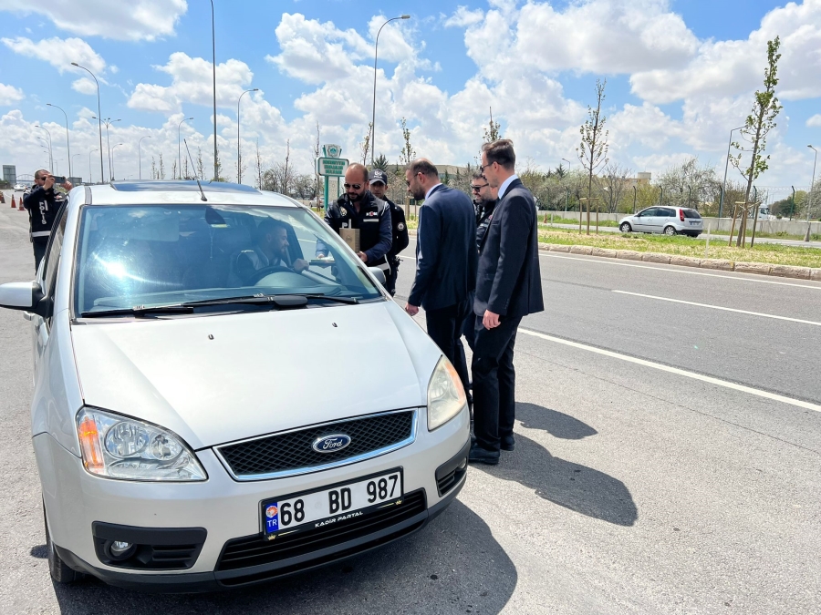 Aksaray Polisi E90 karayolu üzerinde sürücülere şeker ikram etti