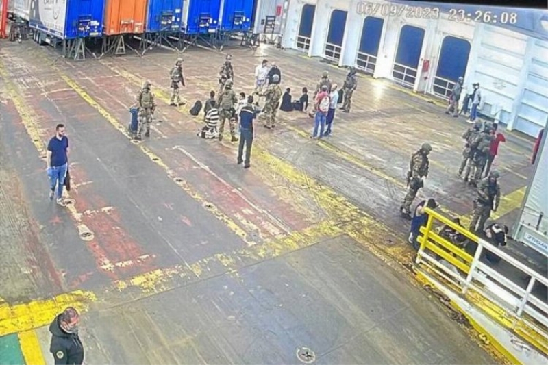 Türk gemisindeki kaçak yolculara İtalya