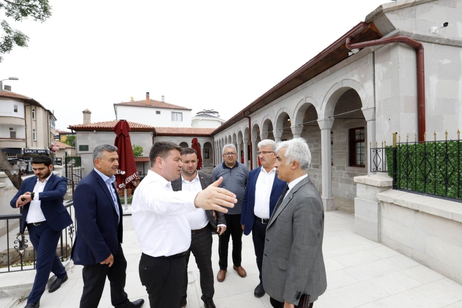 Belediye Başkanı Dinçer ve Meclis Üyeleri Bedriye Medresesini İnceledi