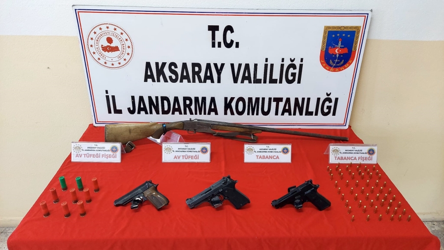          Aksaray’da Ruhsatsız Silah Ticareti Yapan Şahıs Silahlarla Birlikte Yakalandı